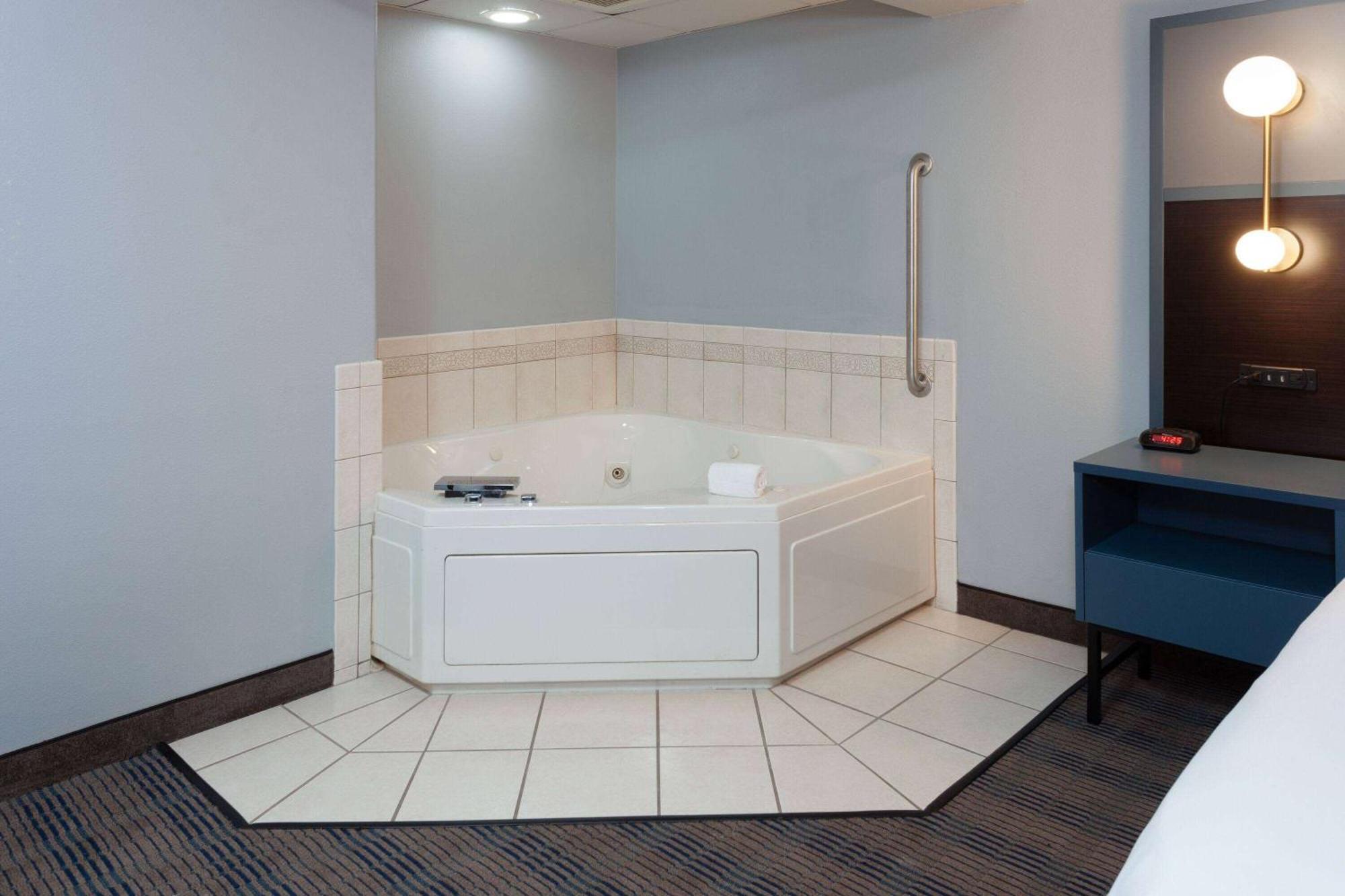 Americinn By Wyndham Peoria Eksteriør bilde